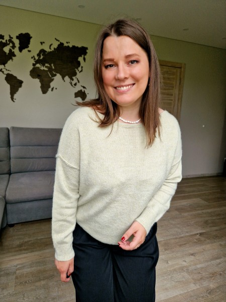 Laisvesnio stiliaus megztinis