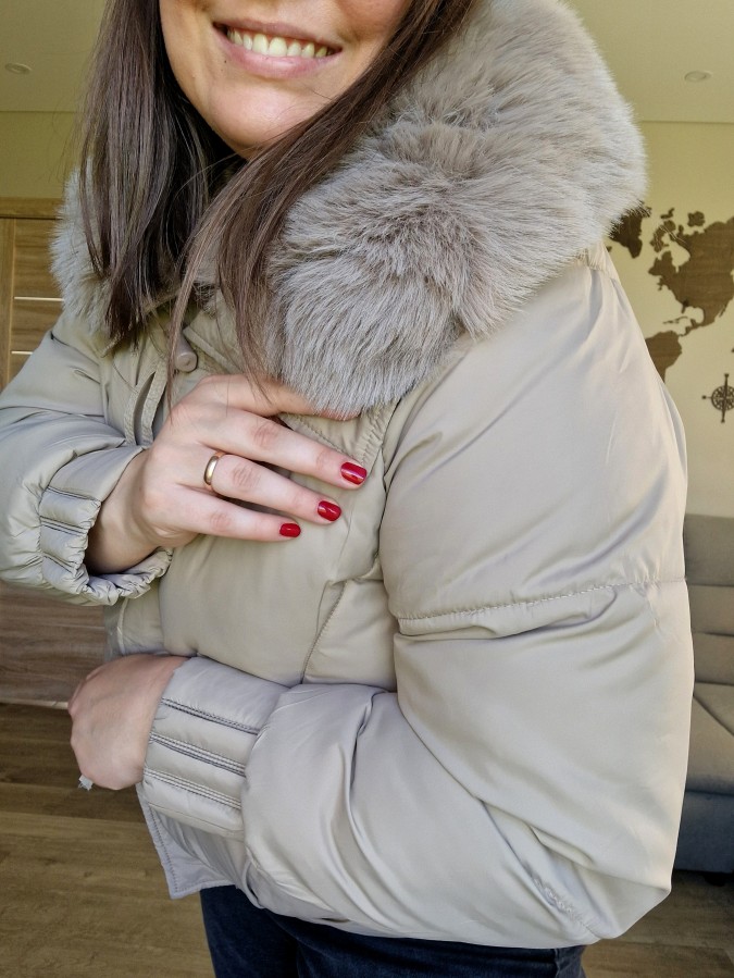 Šilta striukė su kailiuku žiemai (2 spalvos)