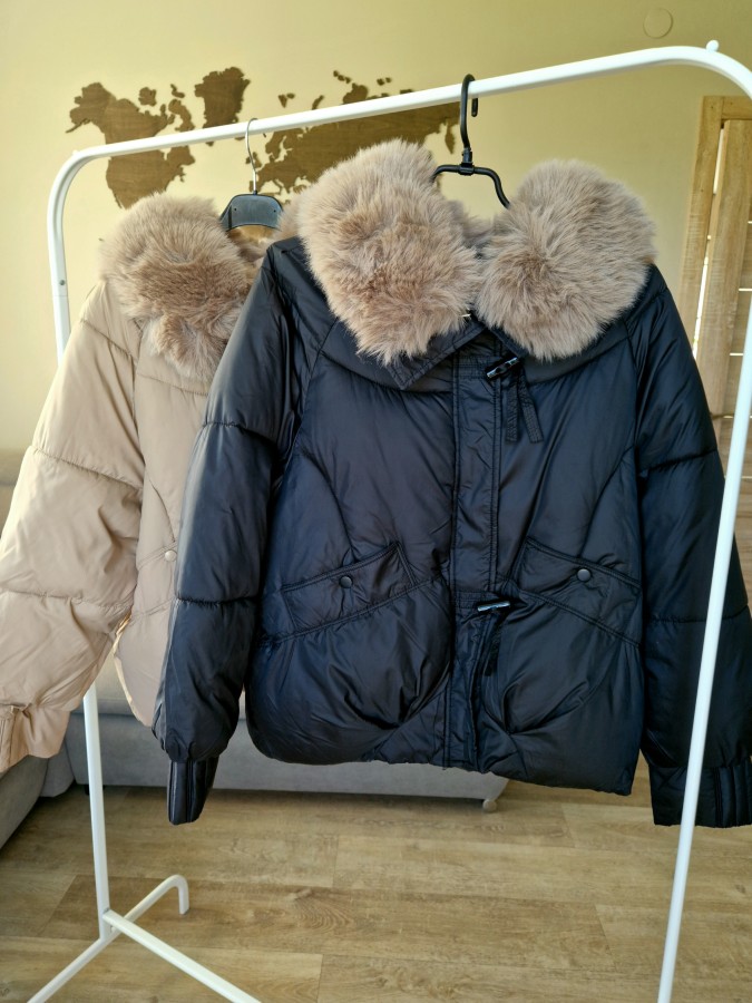 Šilta striukė su kailiuku žiemai (2 spalvos)